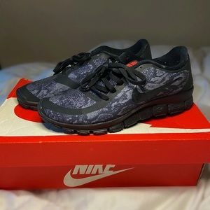 Nike free 5.0 running shoes. Snake skin print